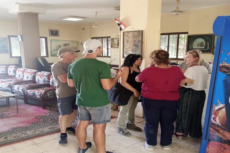 منطقة آثار بني حسن بالمنيا تستقبل وفدا سياحيا من إنجلترا