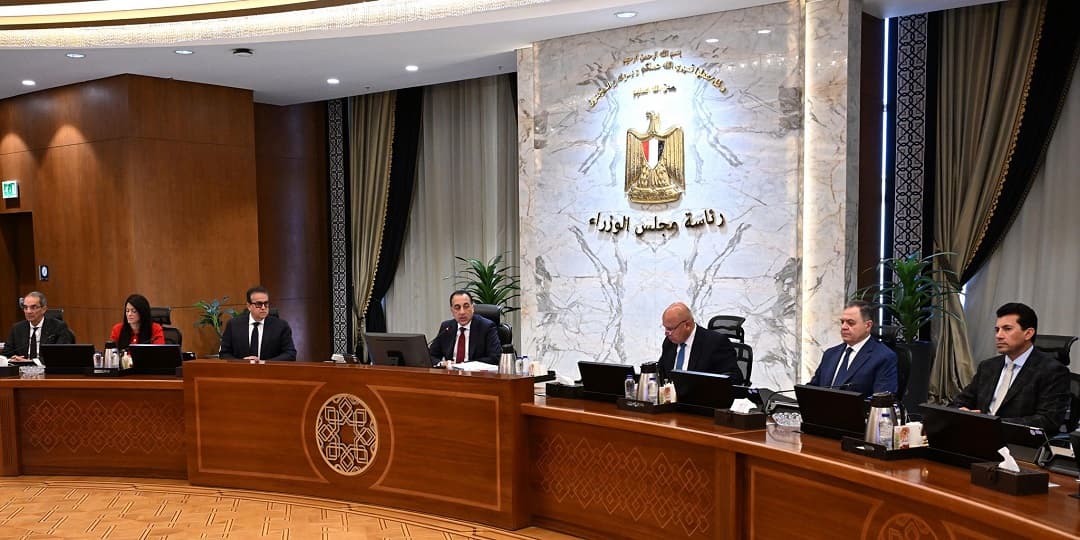 الحكومة: مد العمل بتأشيرة الدخول الاضطرارية للوافدين للأقصر وأسوان والترانزيت (96 ساعة) لمصر لمدة عام.. بالتفاصيل