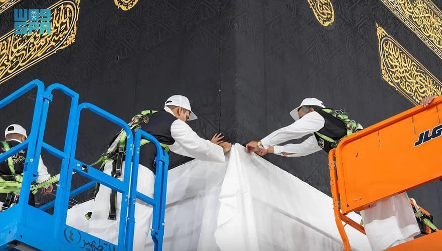 "شئون الحرمين" ترفع كسوة الكعبة المشرفة استعدادا لموسم الحج 1445هـ.. بالصور