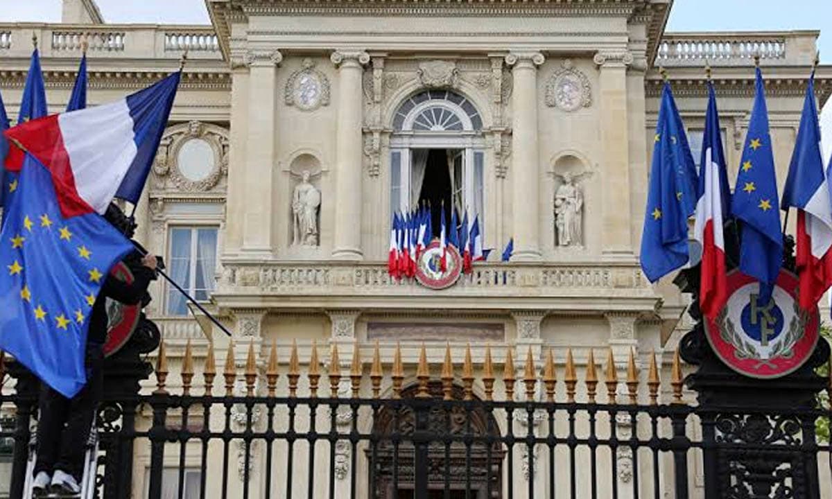 فرنسا تفرض اختبار PCR سلبي على جميع المسافرين والعزل الذاتي للقادمين من دول غير أوروبية