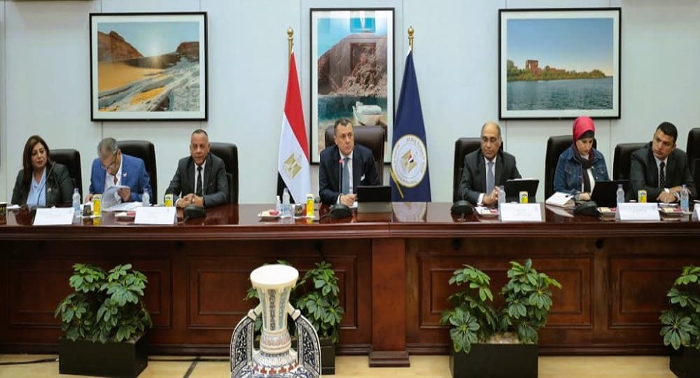 وزير السياحة والآثار يجتمع مع المستثمرين السياحيين لمناقشة الاستعدادات للموسم الشتوي