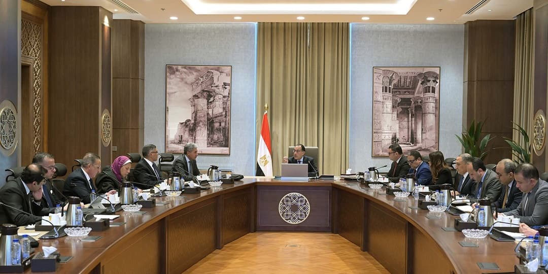 رئيس الوزراء يستعرض مع المستثمرين السياحيين الفرص السياحية بالمنطقة المحيطة بهضبة الأهرام