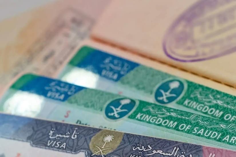خطوات تمديد تأشيرات الزيارة المنتهية في السعودية لمغادرة المملكة خلال 30 يوما