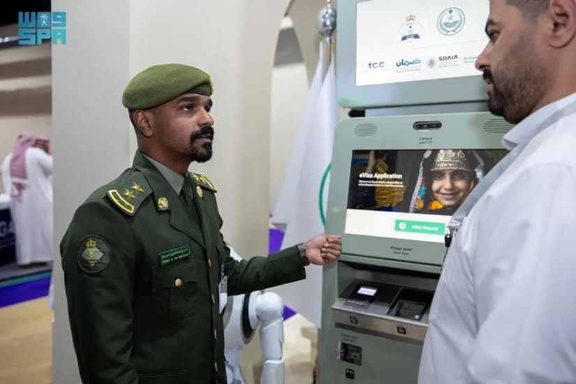 "الجوازات" السعودية تعرض جهاز التأشيرة السياحية عند الوصول في معرض الحج 2025 بجدة