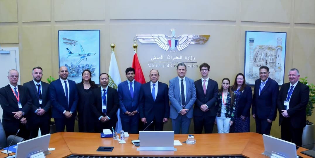 وزير الطيران يبحث مع وفد بريطاني فرص الاستثمار في المطارات والخدمات الأرضية والبنية التحتية
