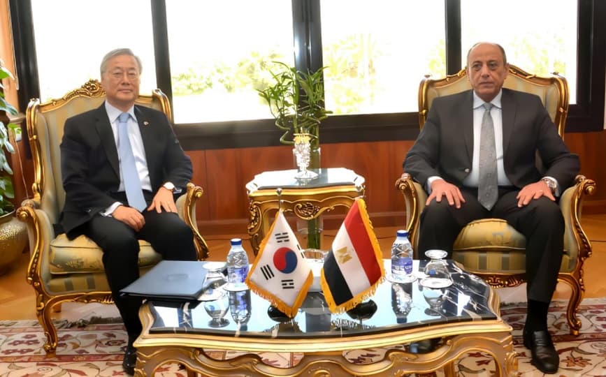 وزير الطيران يبحث مع سفير كوريا الجنوبية تشغيل خط طيران مباشر بين البلدين