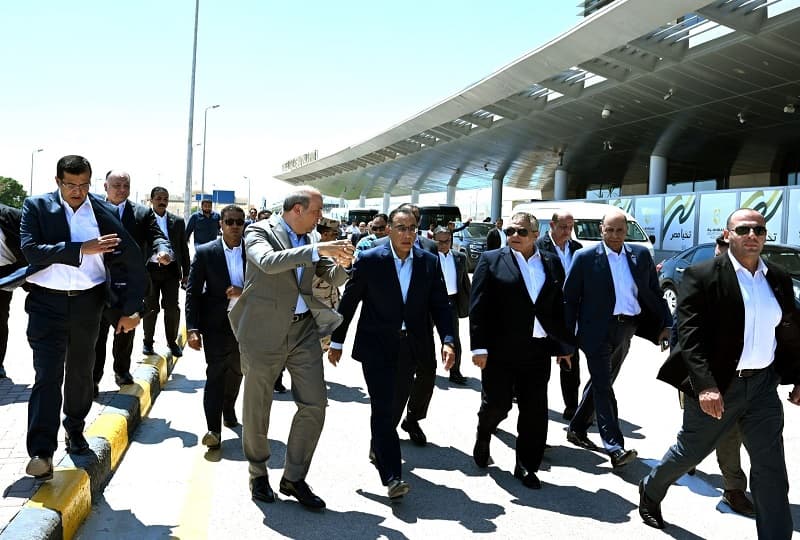 رئيس الوزراء يتفقد مطار برج العرب الدولي لمتابعة تطويره وإجراءات سفر ووصول الركاب