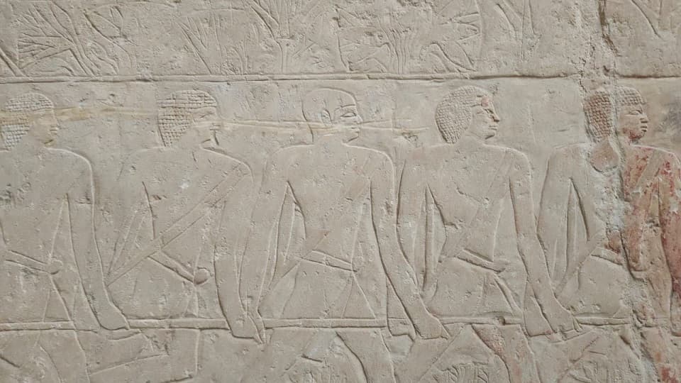 السياحة والآثار: ترميم الجدار الداخلي لمقبرة ميروكا بسقارة بعد قيام أحد الزوار بتخريبها