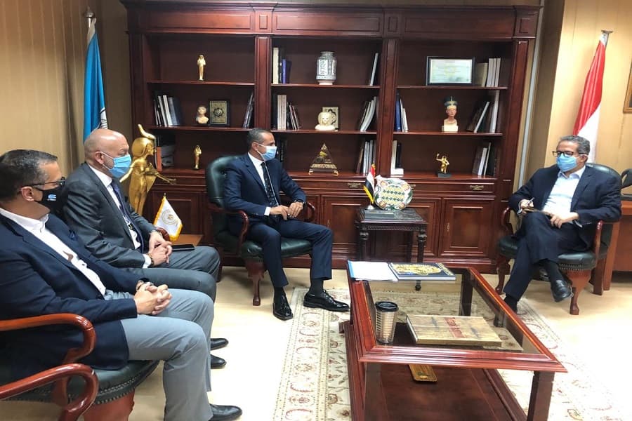 العناني يشيد بجهود مدير أحد فنادق مرسى علم في ضيافة المصريين العالقين خلال الحجر الصحي