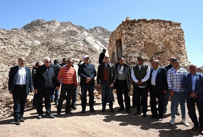 رئيس الوزراء يصعد تبة هارون بسانت كاترين ويستمع للآراء الدينية والأثرية حول جبل التجلي (تفاصيل)