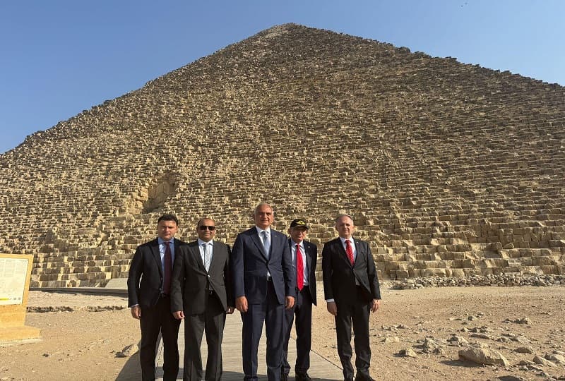 وزير الثقافة والسياحة التركي يزور أهرامات الجيزة ويشيد بعراقة الحضارة المصرية القديمة