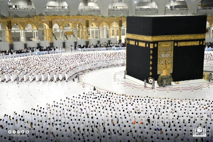 جموع المصلين تؤدي صلاة الفجر بالمسجد الحرام دون "تباعد جسدي"
