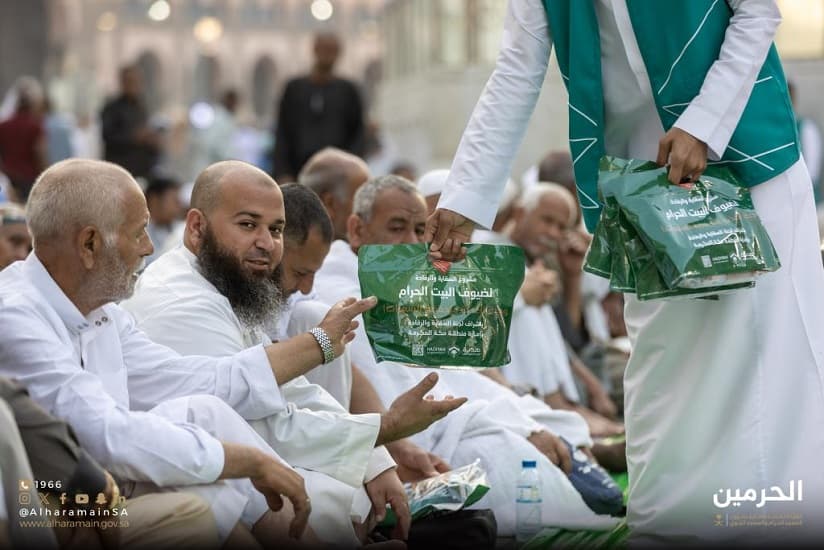 الحرمين الشريفين: توزيع 10.8 مليون وجبة إفطار خلال النصف الأول من رمضان