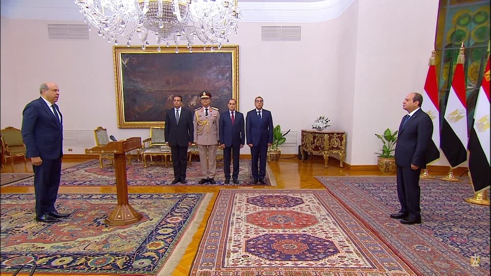 سامح الحفني يؤدي اليمين الدستورية وزيرا للطيران المدني أمام الرئيس السيسي