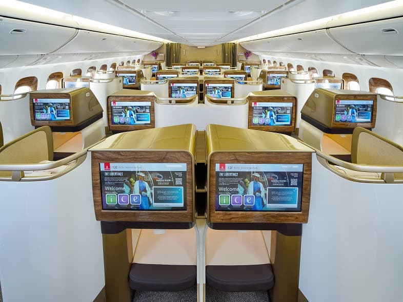طيران الإمارات تشغل أولى طائرات بوينج B777 المعاد تحديثها بالكامل إلى جنيف في سويسرا.. بالصور