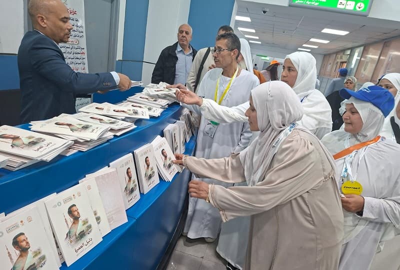 "السياحة" توزع "دليل العمرة" على المعتمرين بمطار القاهرة وحملة توعية بالتعاون مع الأزهر الشريف