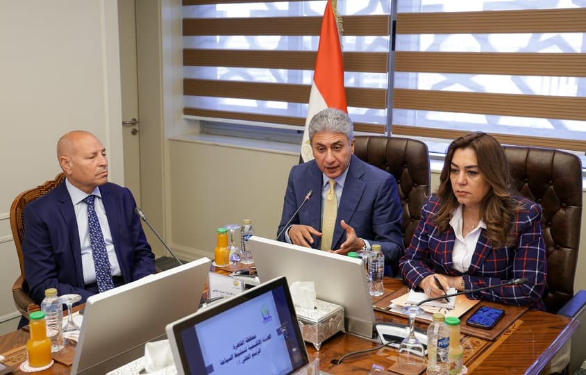 وزيرا السياحة والتنمية المحلية يبحثان وضع آلية لتحصيل الرسوم من المنشآت الفندقية والسياحية