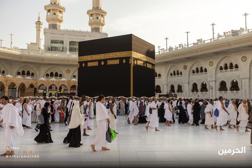 "شئون الحرمين" تستبدل كسوة الكعبة خلال 7 ساعات فقط بآليات مبتكرة