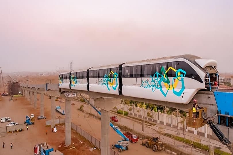 تثيبت أول قطار مونوريل على مسار شرق النيل أمام فندق الماسة بالعاصمة الإدارية.. صور