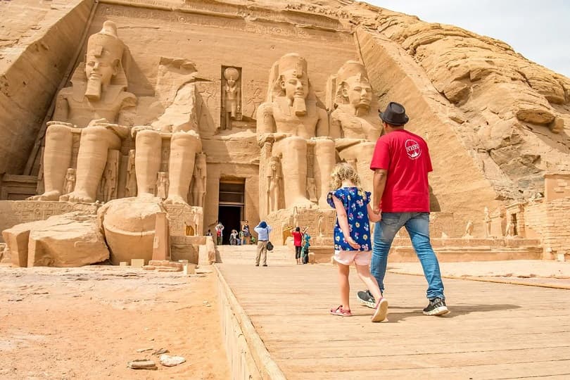 الحكومة تنفي فرض رسوم 1000 دولار على السائحين القادمين إلى مصر