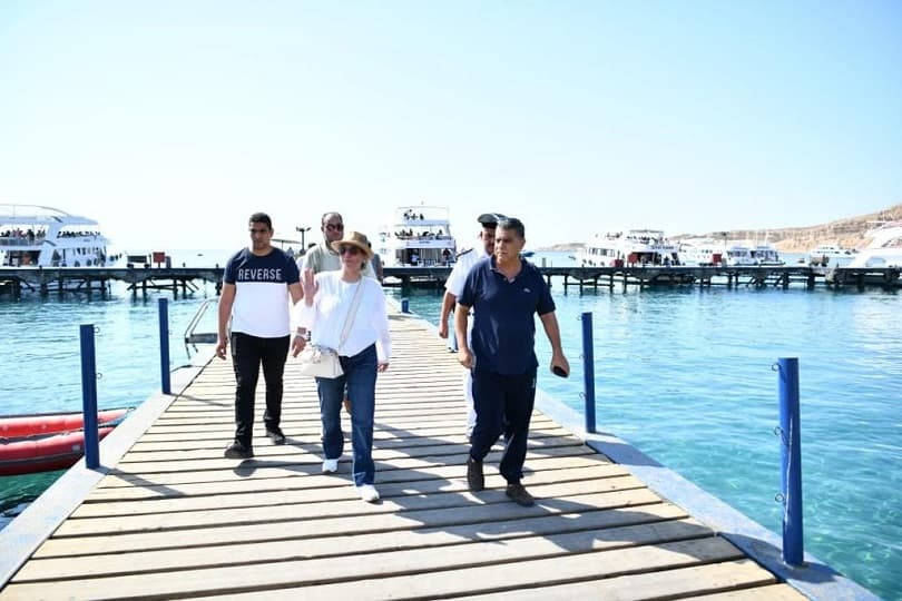 وزيرة البيئة تتفقد الأنشطة البحرية بشواطئ شرم الشيخ وتوعية السائحين بالتعامل مع البيئة