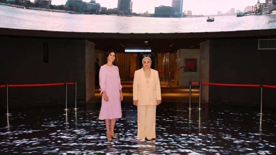 قرينة الرئيس السيسي بصحبة السيدة الأولى لصربيا في زيارة للمتحف القومي للحضارة المصرية.. بالصور