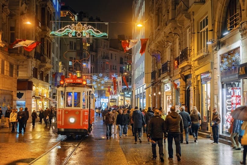 إسطنبول بتركيا ثاني أكثر مدينة مضاءة بأوروبا في عيد الميلاد خلال ديسمبر 2023