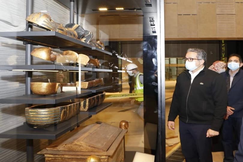 وضع أوائل قطع كنوز الملك "توت عنخ آمون" بفتارين العرض في المتحف المصري الكبير