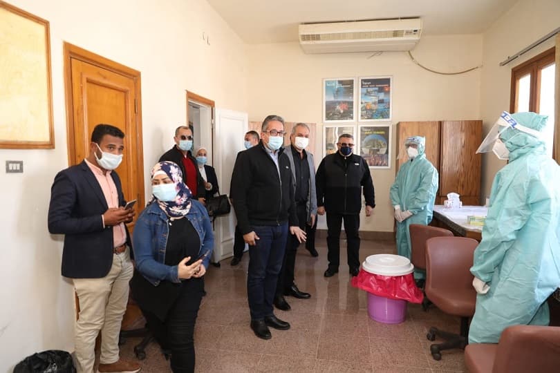 وزيرا السياحة والطيران يتفقدان موقع إجراء تحليل PCR للسائحين الوافدين إلى الغردقة