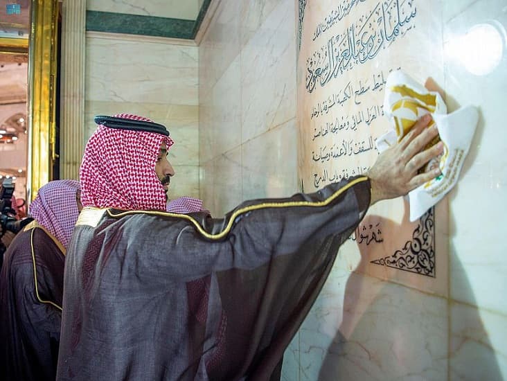 نيابة عن خادم الحرمين الشريفين.. ولي العهد يغسل الكعبة المشرفة (صور)