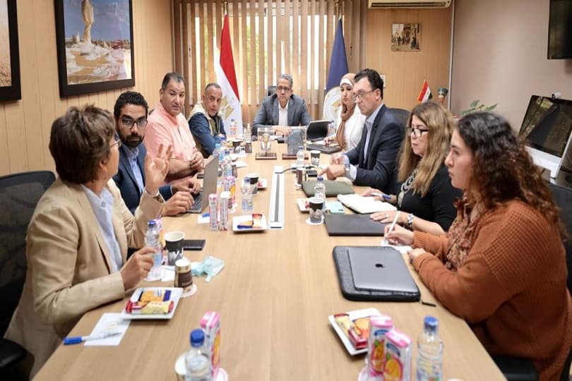 العناني يناقش الاحتفال بمرور 200 عام على علم المصريات ومئوية اكتشاف مقبرة توت عنخ آمون
