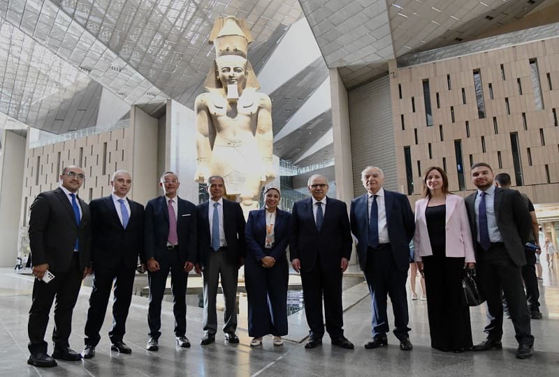 رئيس الوزراء اللبناني والوفد المرافق له يزورون المتحف المصري الكبير