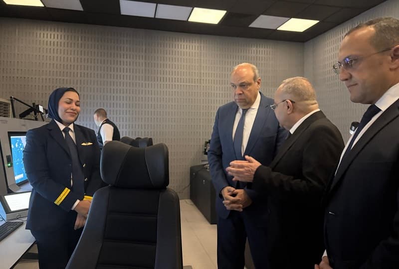 وزير الطيران يتابع التشغيل التجريبي للأنظمة الرادارية الحديثة ببرج المراقبة الجوية بمطار القاهرة