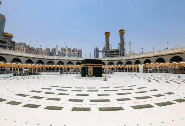 المسجد الحرام يستقبل العام الهجري بفرش 9 آلاف سجادة جديدة.. صور