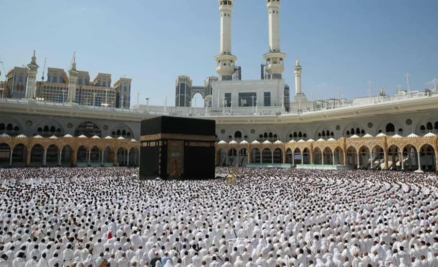 السعودية تطالب حاملي تأشيرات العمرة المنتهية منذ 25 فبراير إلى المغادرة قبل 18 أبريل المقبل