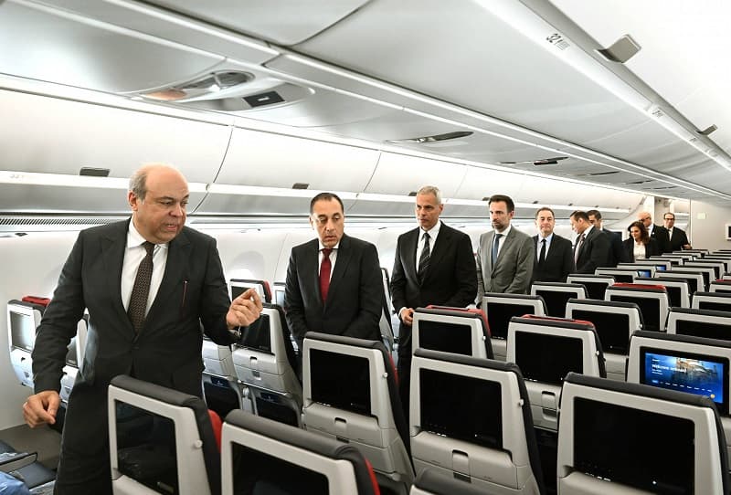 رئيس الوزراء يتفقد أول طائرة لمصر للطيران من طراز إيرباص A350-900.. بالصور