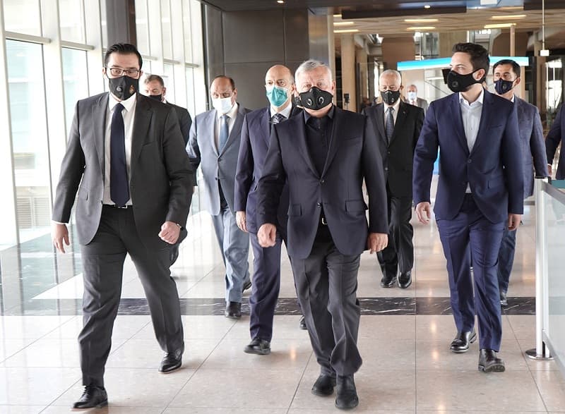 ملك الأردن يتفقد مطار الملكة علياء الدولي تمهيدا لعودة الرحلات الدولية غدا.. صور