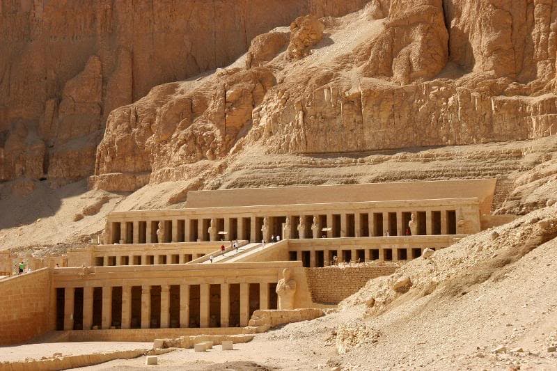 بولندا وفرنسا تدعوان العالم لزيارة مصر من أمام معبد حتشبسوت لاكتشاف كنوزها الأثرية.. فيديو