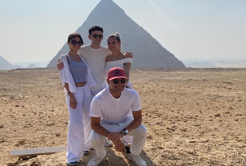 جوارديولا المدرب الإسباني وأسرته في مصر لقضاء إجازته الصيفية.. يزور الأهرامات ومتحف الحضارة