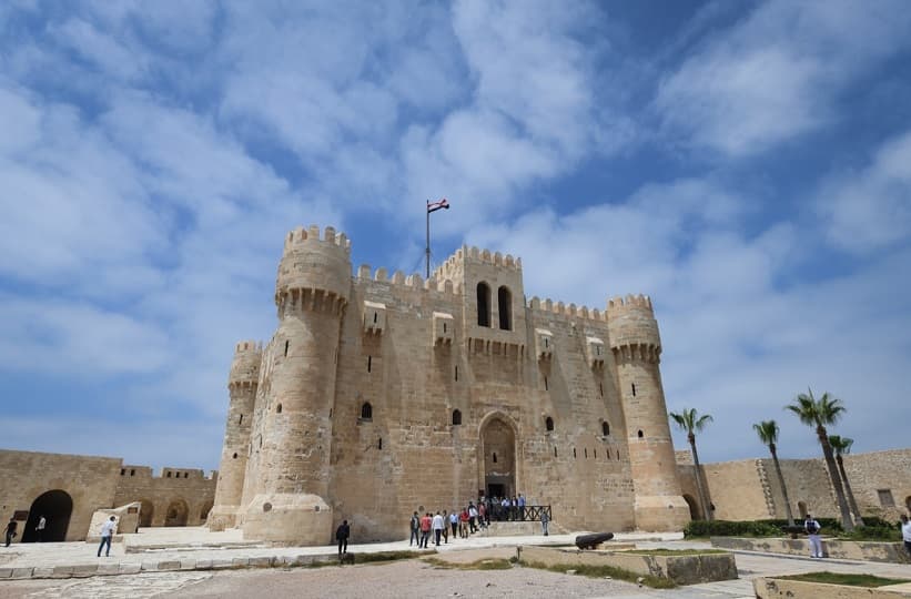 "السياحة والآثار" تناقش تطوير الخدمات السياحية بقلعة قايتباي في الإسكندرية