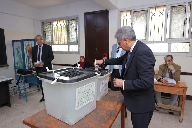 وزير السياحة والآثار يدلي بصوته في انتخابات مجلس النواب 2025 بمقر لجنته بالتجمع الخامس