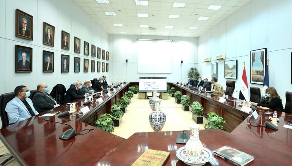 وزير السياحة يناقش التعاون بشأن أنشطة رياضات سباقات السيارات لارتباطها بالحركة السياحية