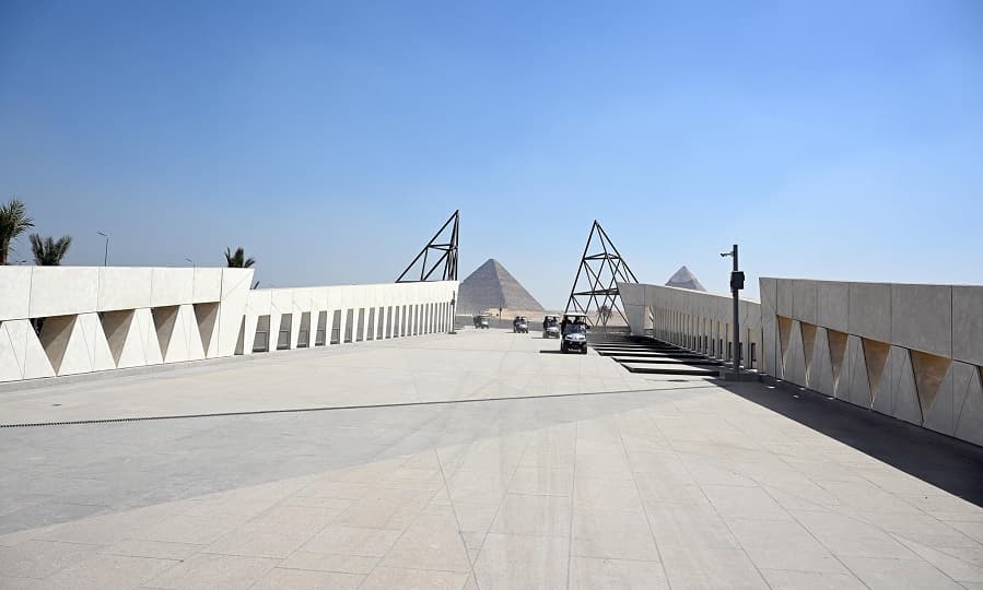 مدبولي يتفقد "الممشى السياحي" بين المتحف المصري الكبير والأهرامات وتطوير المنطقة المحيطة