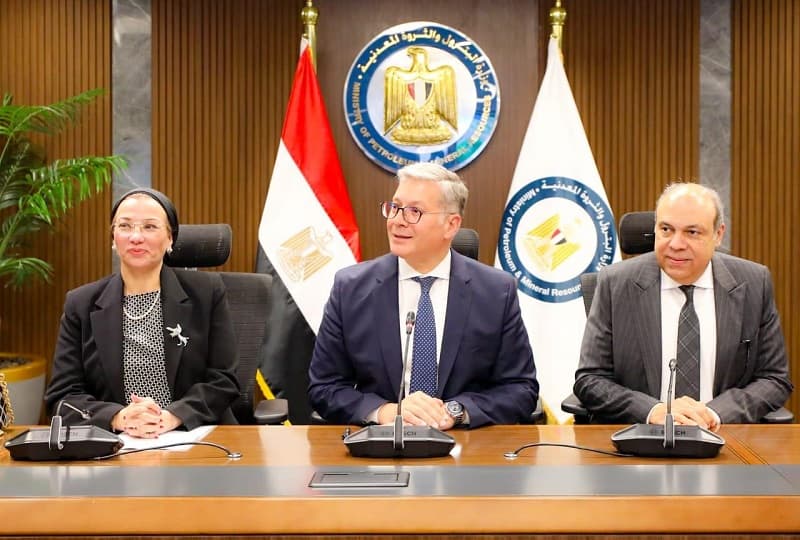 وزراء البترول والبيئة والطيران يبحثون التعاون في مشروع إنتاج وقود الطائرات المستدام