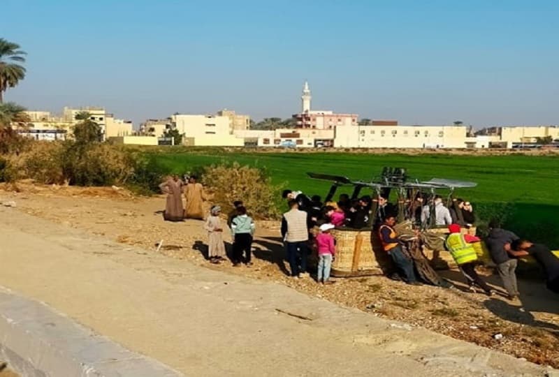 الأقصر: رصد هبوط 5 من البالون الطائر في أرض زراعية بسبب سرعة الرياح صباح اليوم
