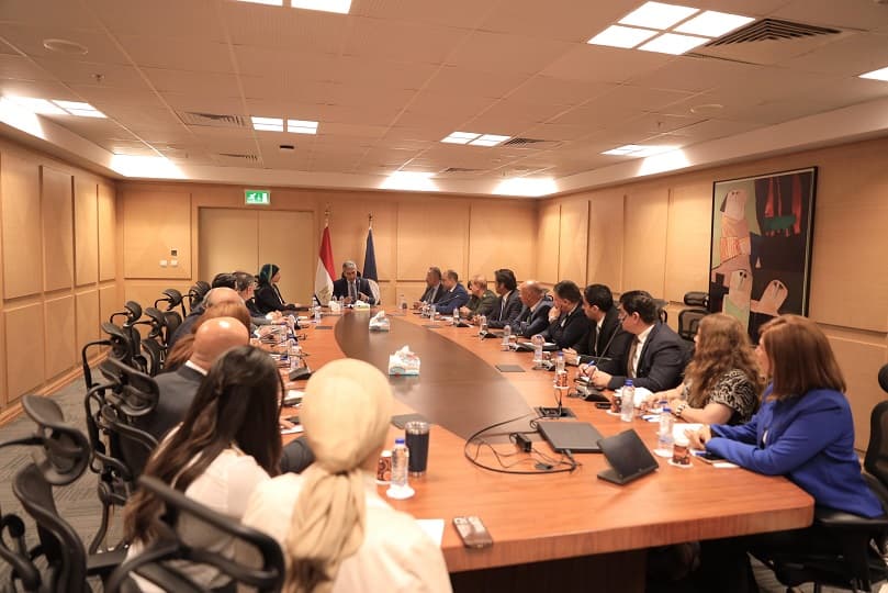 وزير السياحة والآثار يعقد اجتماعا لاستعراض أهم ملفات وخطط العمل خلال الفترة المقبلة.. تفاصيل