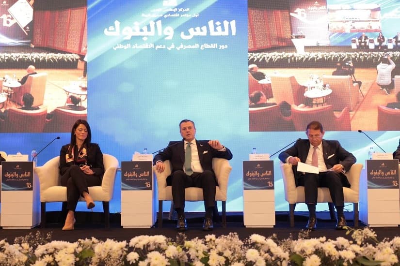 وزير السياحة يقترح تمويل القطاع بنسبة 15% من محفظة البنوك في ظل تحسن الحركة السياحية
