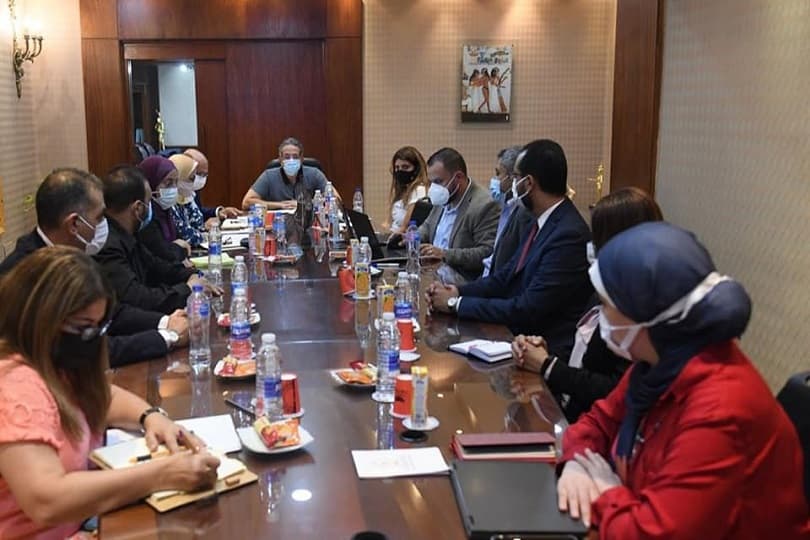 العناني يضع اللمسات النهائية لموقعي الوزارة والمتحف المصري بالتحرير على الإنترنت