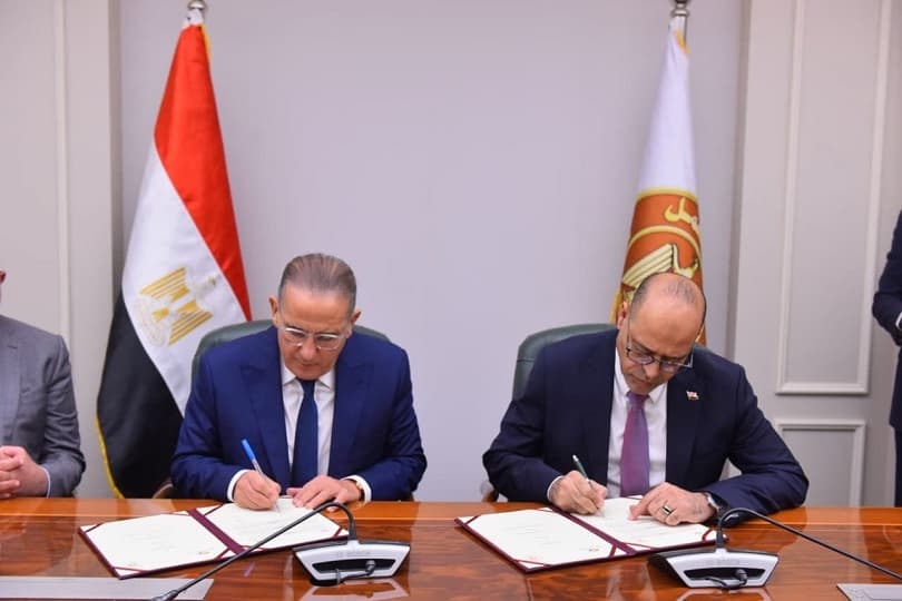 "العمل" و"الغرف السياحية" تطلقان منظومة جديدة لتصاريح عمل الأجانب بالقطاع السياحي.. تفاصيل