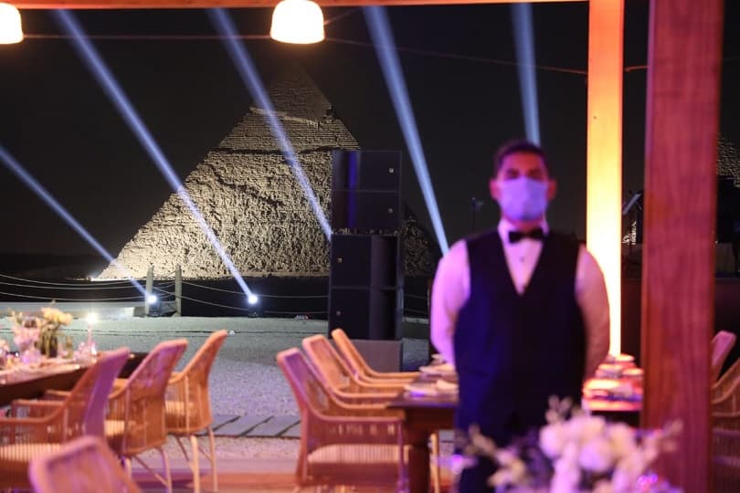 افتتاح مطعم ناين بيراميدز لاونج وتشغيل أول حافلة كهربائية صديقة للبيئة بهضبة الأهرامات